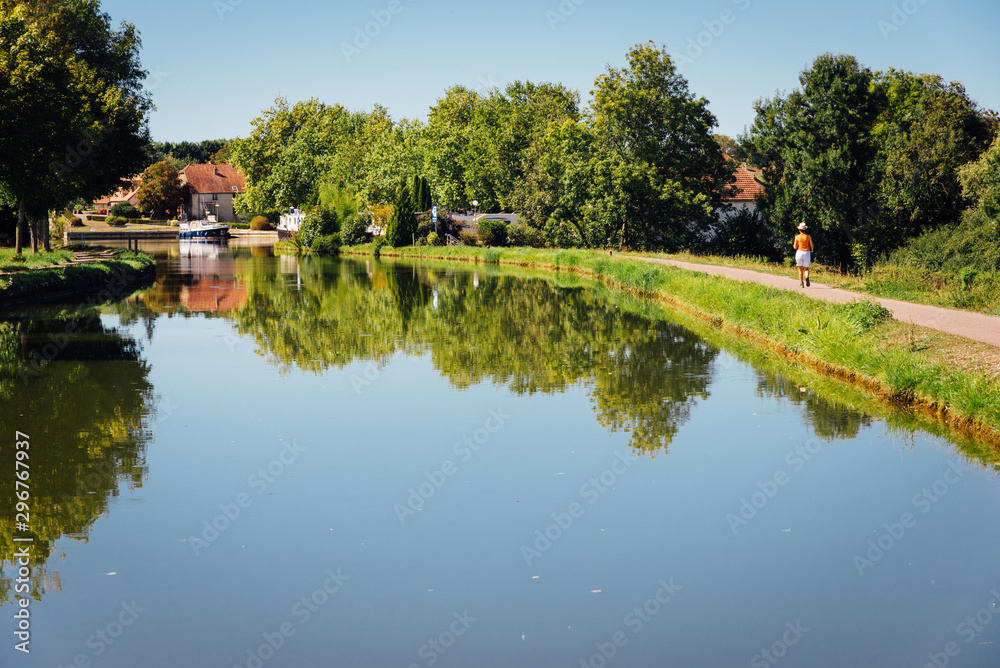 un canal de voie fluviale en été. Le canal de Bourgogne à Vandenesse-en-Auxois
un canal de voie fluviale en été. Le canal de Bourgogne à Vandenesse-en-Auxois