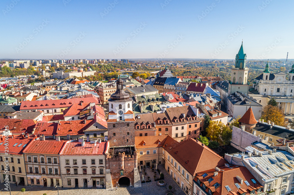 Lublin - Brama Krakowska i stare miasto widziane z lotu ptaka.  Jesienny krajobraz lublina z widoczną wieżą Trynitarską.