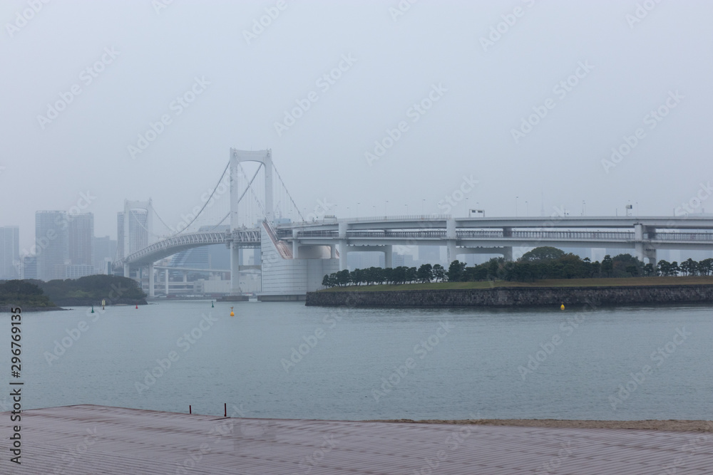 雨の東京湾