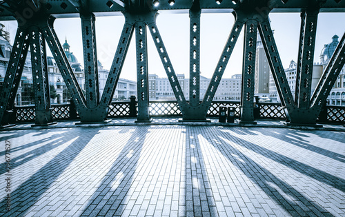Fototapeta Most drogowy ze wszystkimi stalowymi belkami w słońcu ma wyraźny cień stalowej belki na powierzchni drogi