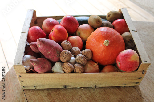 Fototapeta Naklejka Na Ścianę i Meble -  Cageot de fruits et légumes, automne, sur fond bois