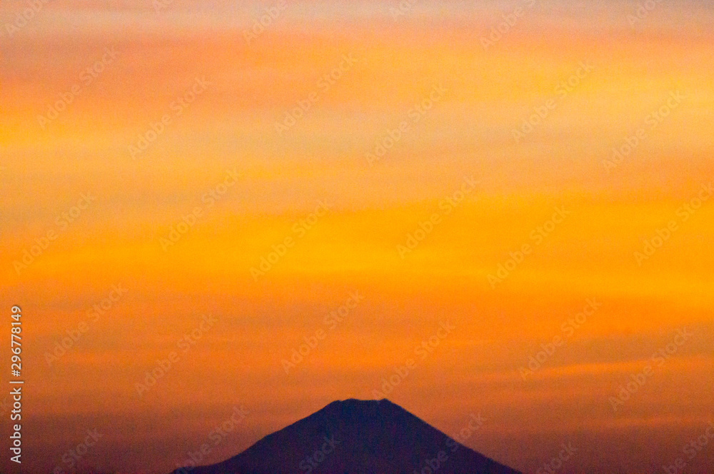 オレンジ色の空の中の富士山
