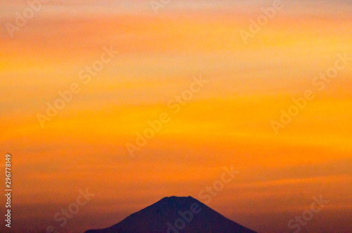 オレンジ色の空の中の富士山 © 憲次郎 三木