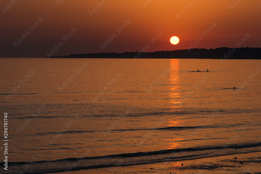 un coucher de soleil romantique sur la mer. Des baigneurs le soir. Des personnes se baignant avec un coucher de soleil. des gens nageant au coucher de soleil. Destination de rêve un coucher de soleil romantique sur la mer. Des baigneurs le soir. Des personnes se baignant avec un coucher de soleil. des gens nageant au coucher de soleil. Destination de rêve