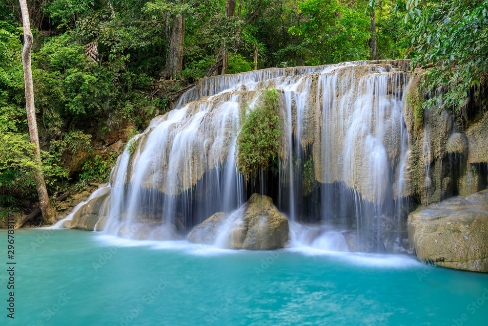 Fototapeta premium Poziom wodospadu 2, Park Narodowy Erawan, Kanchanaburi, Tajlandia
