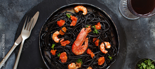 Fényképezés Squid ink pasta with prawns and tomatoes
