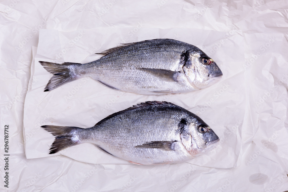 Frisch gefangener Fisch für ein nahrhaftes und gesundes Abendessen Frisch gefangener Fisch für ein nahrhaftes und gesundes Abendessen