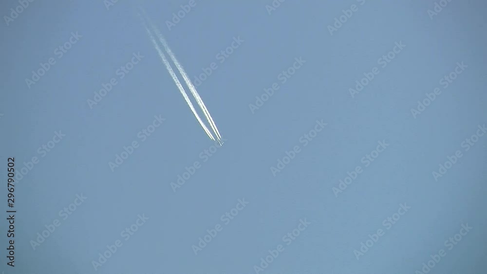 Blauer Himmel und ein Flugzeug mit Kondensstreifen Blauer Himmel und ein Flugzeug mit Kondensstreifen