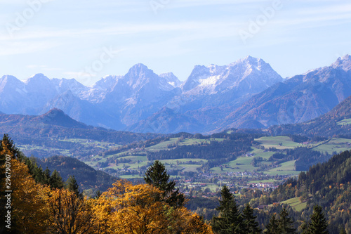 Bergkulisse mit gelben Herbstblättern