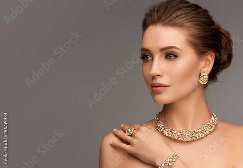 Vászonkép Beautiful girl with set jewelry