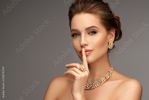 Piękna dziewczyna z zestawem biżuterii. Kobieta w naszyjniku z pierścionkiem, kolczykami i bransoletką. Piękno i akcesoria.