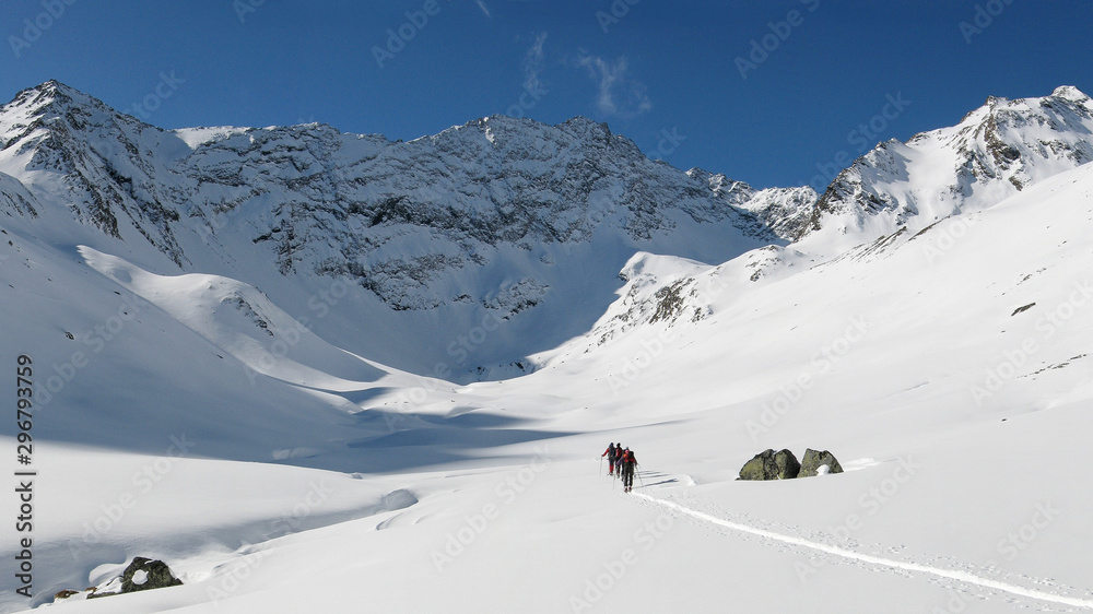 Panorama mit Skitourengehern im Fotscher Fernerboden in den Stubaier Alpen