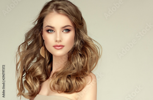 Carta da parati Beautiful model girl with elegant hairstyle and fashionable leaflet earrings