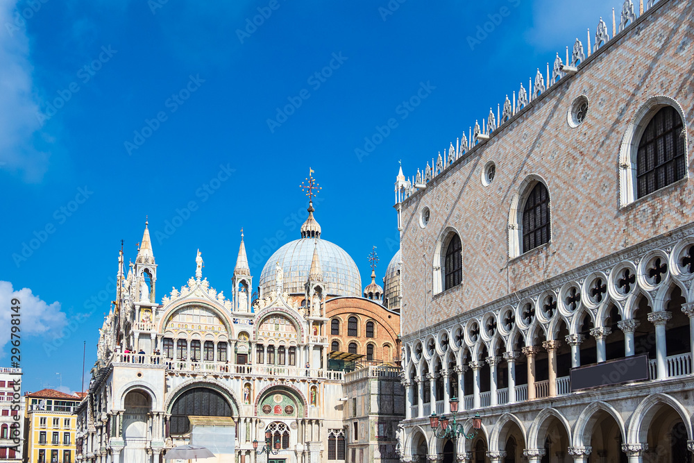 Blick auf den Dogenpalast und die Marcuskirche in Venedig, Italien
