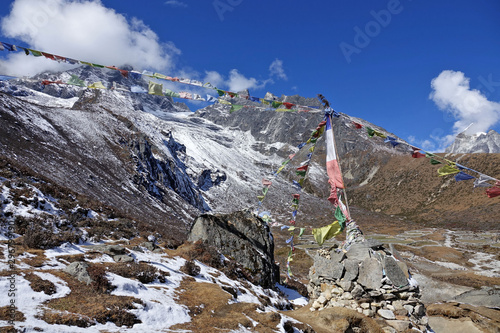 Drapeau de prières dans les montagnes de l'Himalaya au Népal