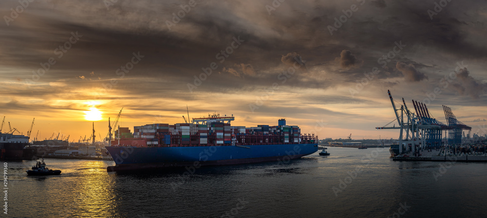 Großes Containerschiff in Hamburg bei Sonnenaufgang 
