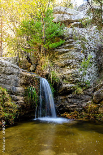 Fototapeta Naklejka Na Ścianę i Meble -  Small waterfall in a stream in the mountains of Madrid, right in La Pedriza