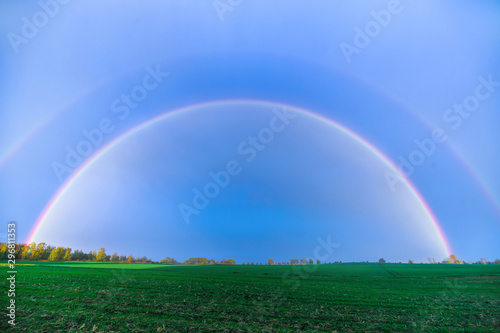 Beautiful colorfull Rainbow all over the Horizon Wunderschöner farbenfroher Regenbogen über dem gesamten Horizont