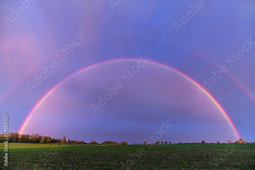 Beautiful Rainbow all over the Horizon Wunderschöner Regenbogen über den ganzen Horizont