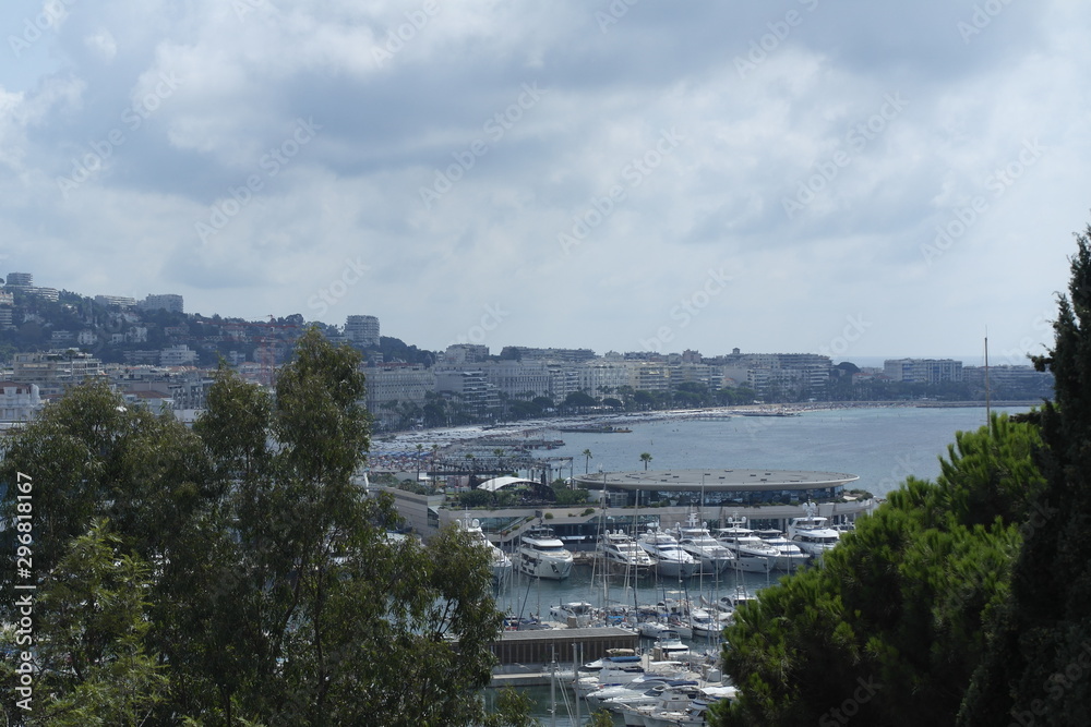 Blick über den Hafen und das Palais de Festival in Cannes hinüber zum Strand an der Croisette