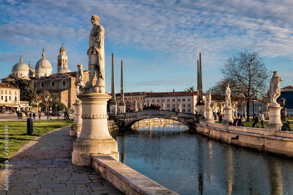 prato della valle in padua mit basilika der hl. Justina im hintergrund, italien.