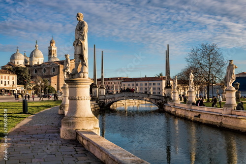 prato della valle in padua mit basilika der hl. Justina im hintergrund, italien. photo