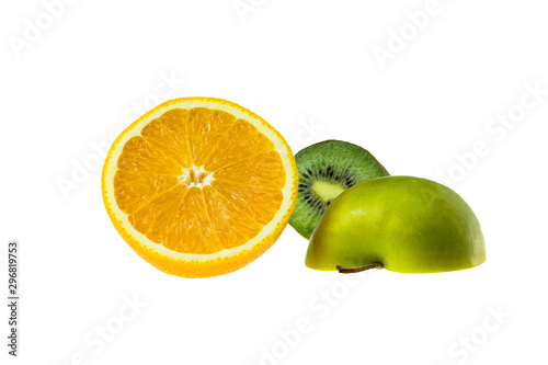 Świeże owoce izolowane na białym tle, pomarańcza kiwi jabłko śliwka