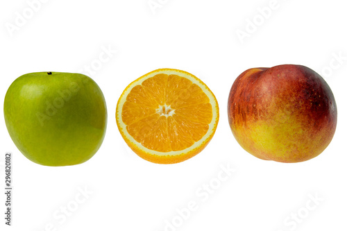 Świeże owoce izolowane na białym tle, pomarańcza kiwi jabłko śliwka