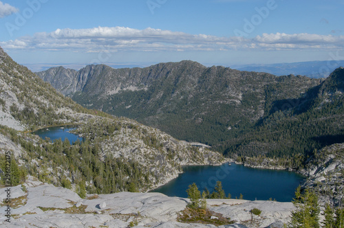 Temple i Viviane Lakes z góry w Enchantment Lakes area of ​​Alpine Lakes, Waszyngton, USA