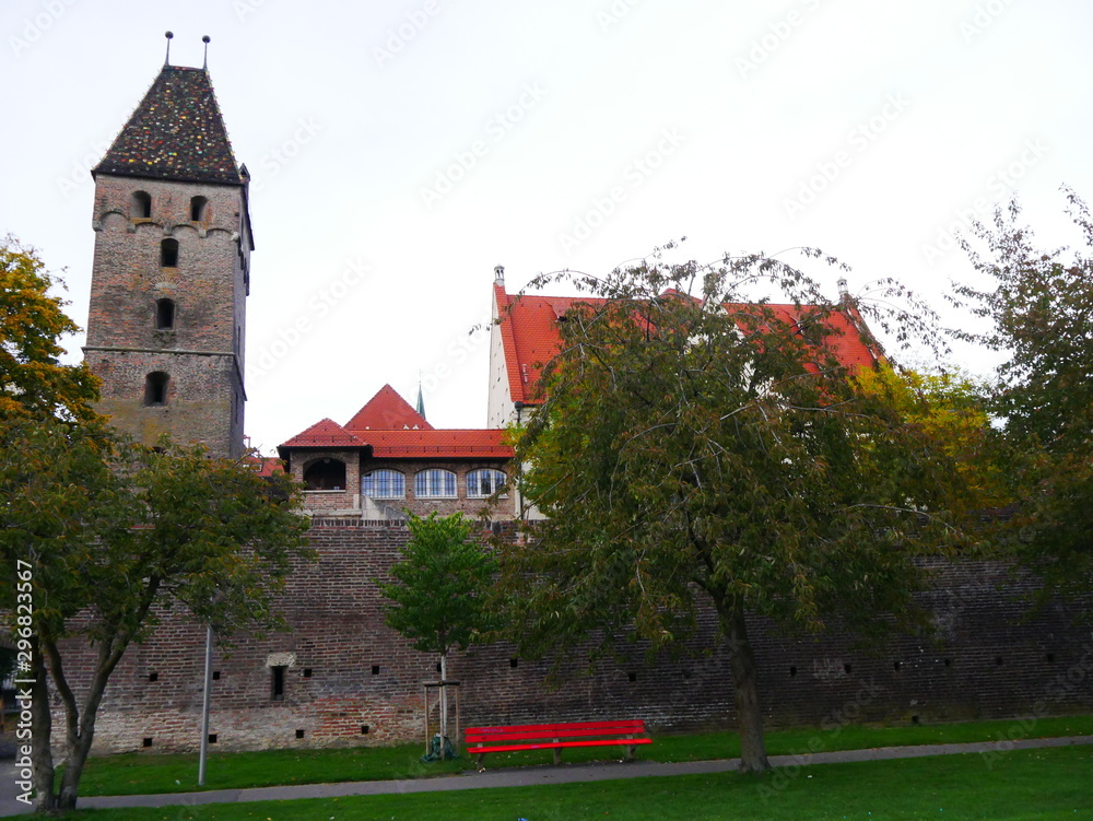 Ulm, Deutschland: Blick auf die historische Stadtmauer und einen Wachturm