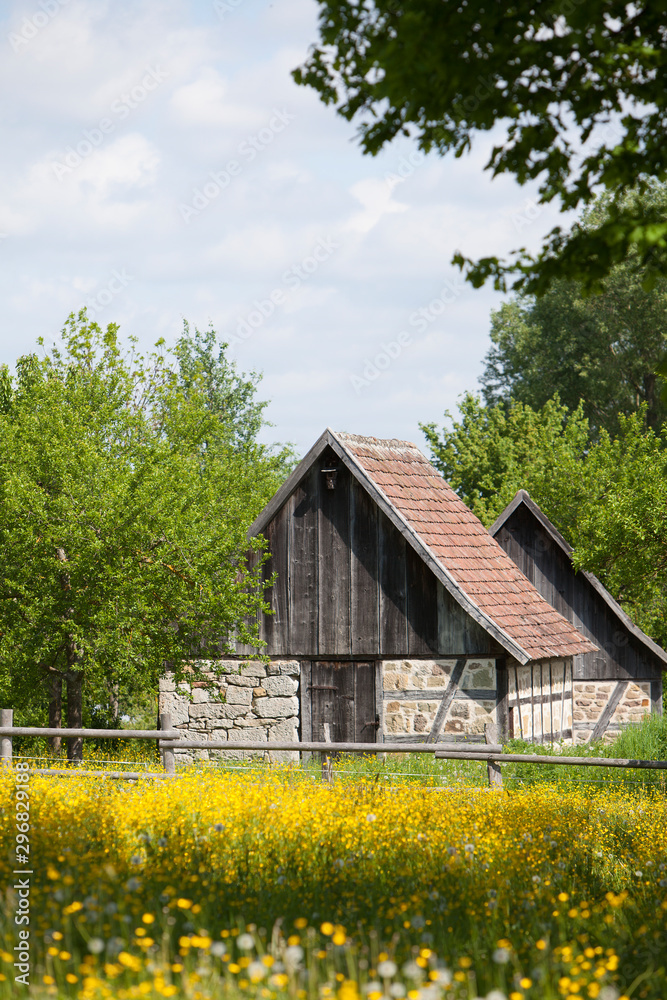 Alte leerstehende Bauernhäuser und Scheunen Alte leerstehende Bauernhäuser und Scheunen
