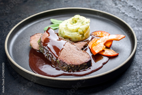 Εκτύπωση καμβά Traditional roasted beef heart with fried pumpkin slices and mashed potatoes in