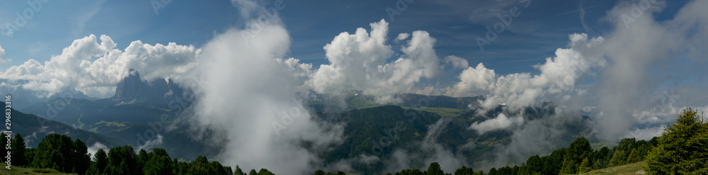 Veduta panoramica sulle Dolomiti ricoperte di nuvole