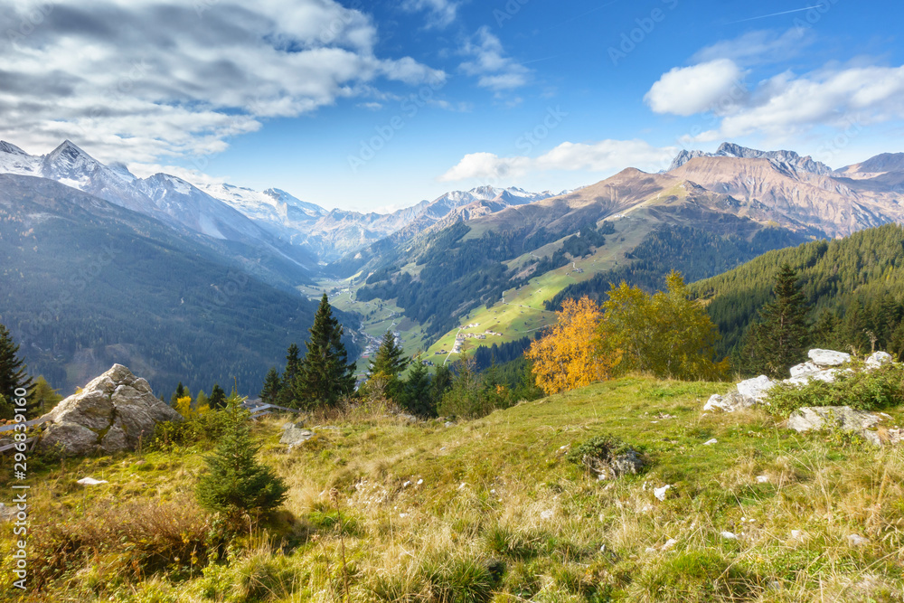 Blick ins Tuxertal in Tirol mit Hintertuxer Gletscher im Hintergrund
