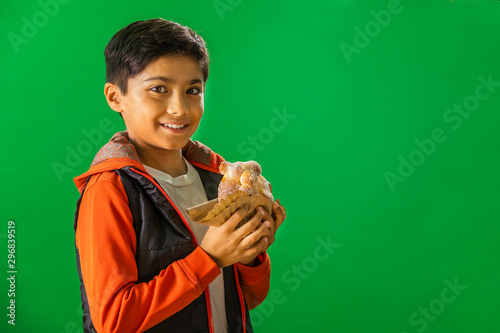 PAN DE MUERTO CON NIÑO