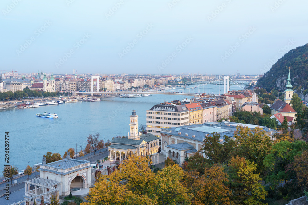 Fototapeta premium Budapest, Hungary - Oct 14, 2019: Budapest cityscape at dusk Elizabeth Bridge