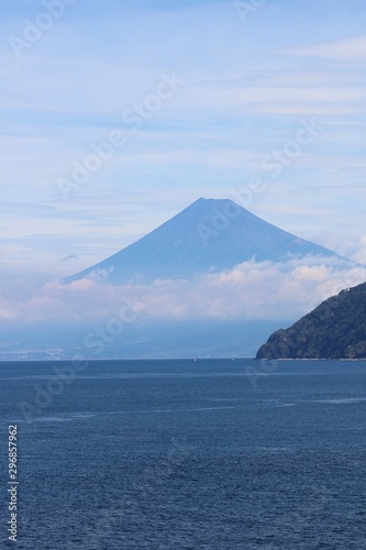 駿河湾と雲海の富士山