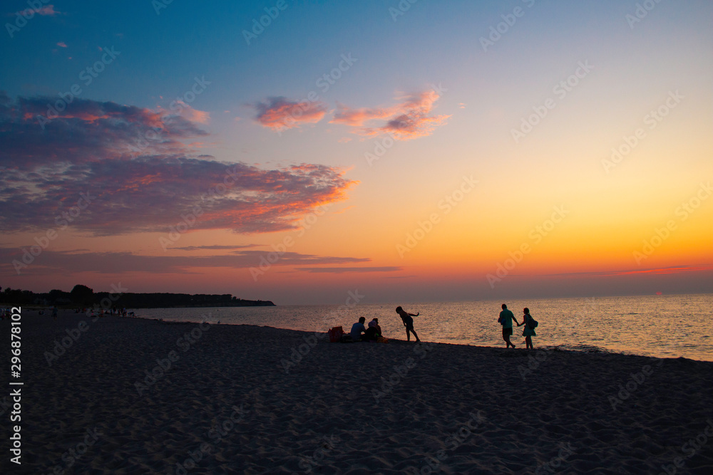 夏の夕暮れ時に海岸でくつろぐ人々(北ドイツのRerik) 夏の夕暮れ時に海岸でくつろぐ人々(北ドイツのRerik)
