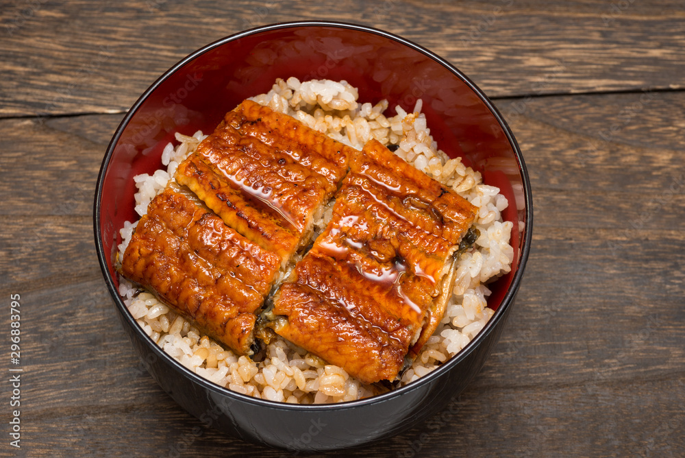 木のテーブルの上のうな丼 Stock 写真 | Adobe Stock