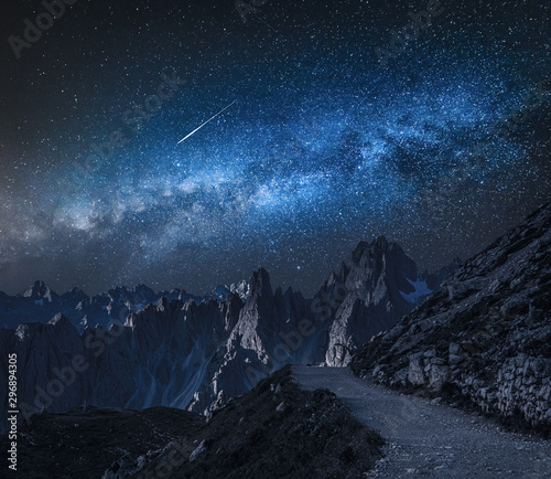 Milky way over mountain pat...