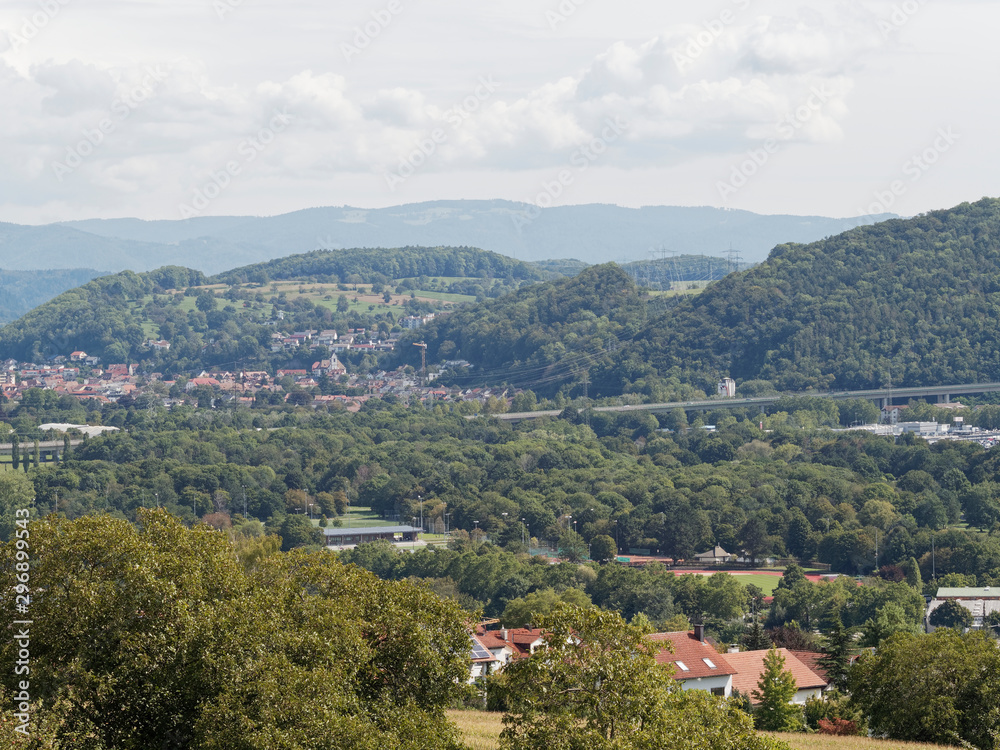 Landschaft von Süddeutschland - Blick über Lörrach, richtung Ost, Wiesental und Schwarzwald von Herausragender Punkt des Tüllinger Berges