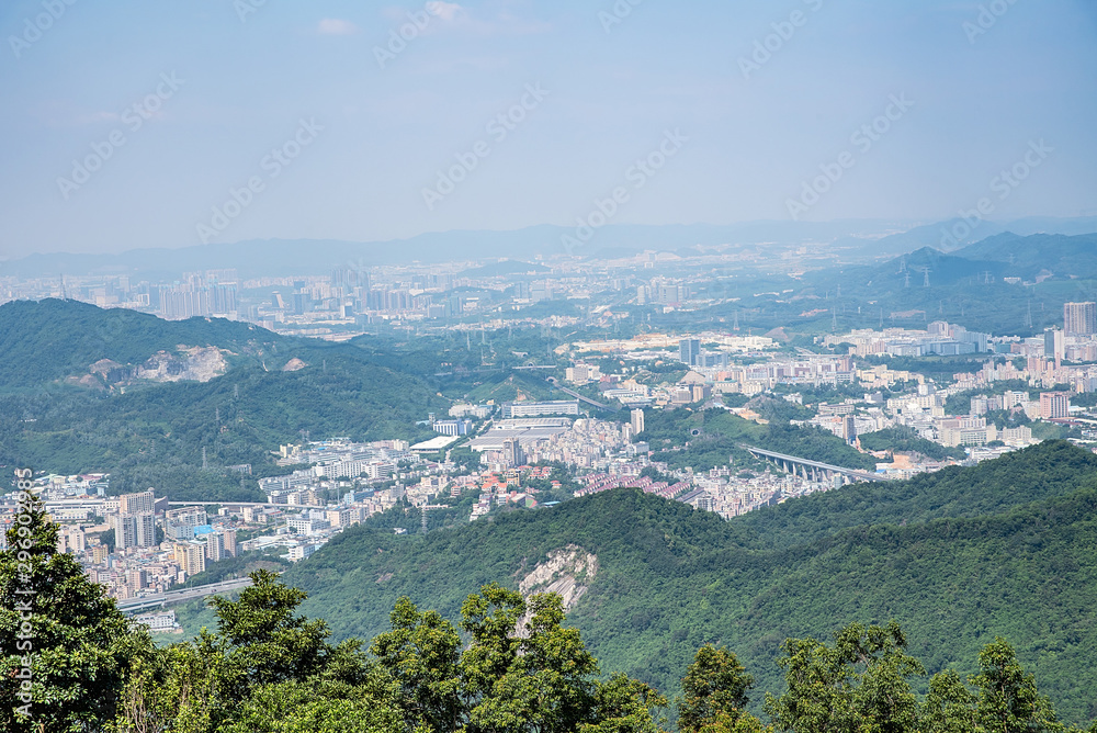 Fototapeta premium The summit of Yangtaishan Forest Park in Shenzhen, China, overlooking the city scenery of Shenzhen