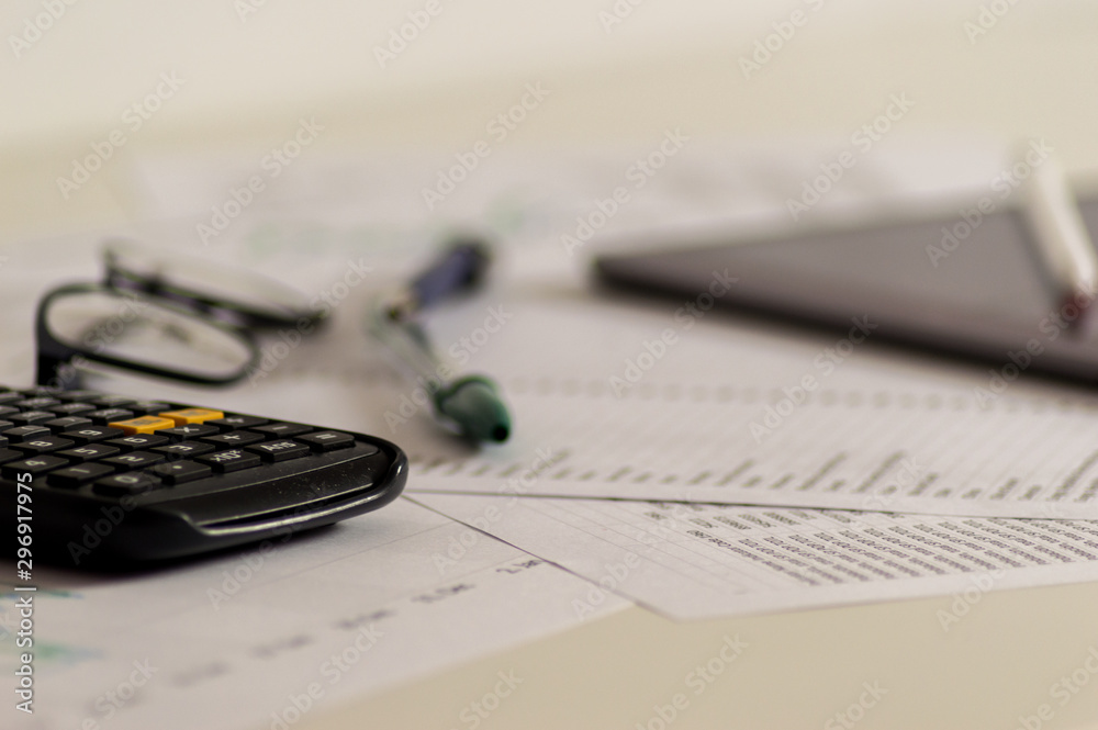 Photography of an office table with different objects.