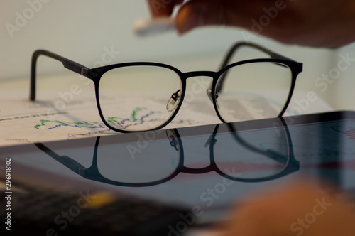 Photography of an office table with different objects.