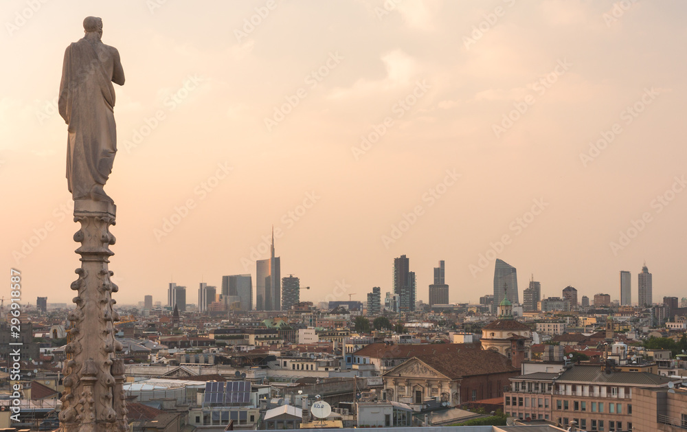 Fototapeta premium gotyckie iglice nad błękitne niebo na dachu katedry w Mediolanie (Duomo), Włochy