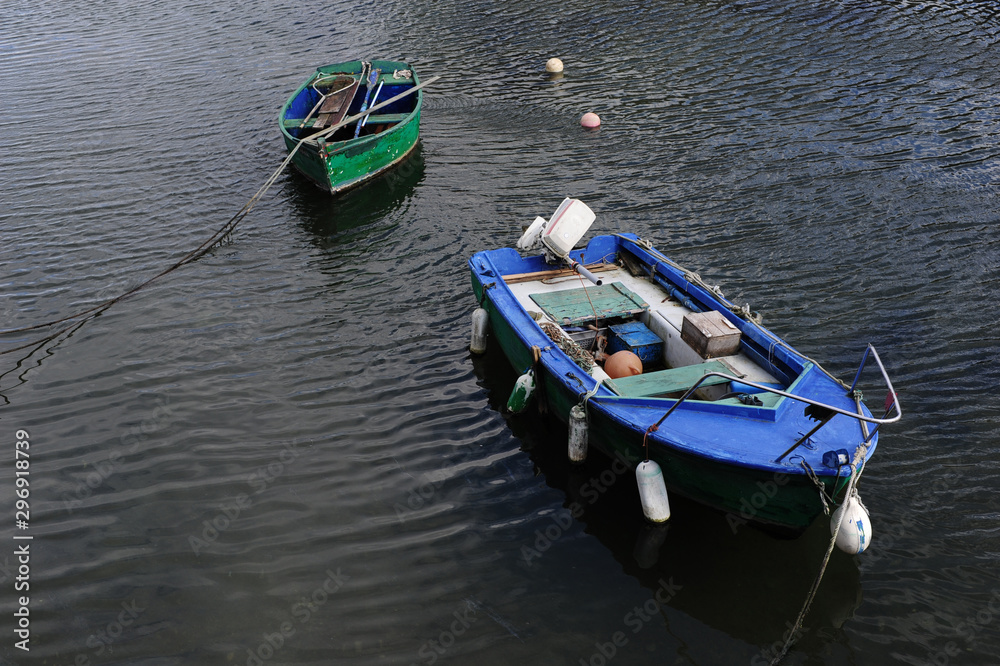 Barche ancorate nel mare calmo