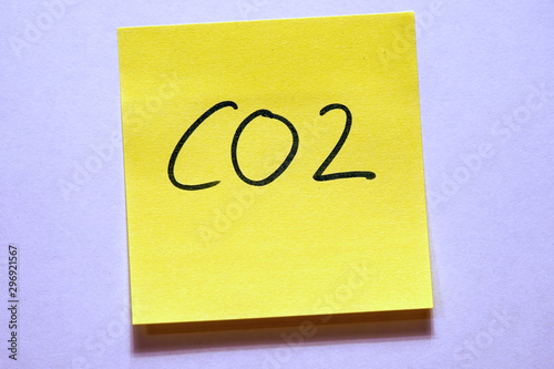 Gelbe Haftnotiz mit Schlagwort Klimawandel CO2