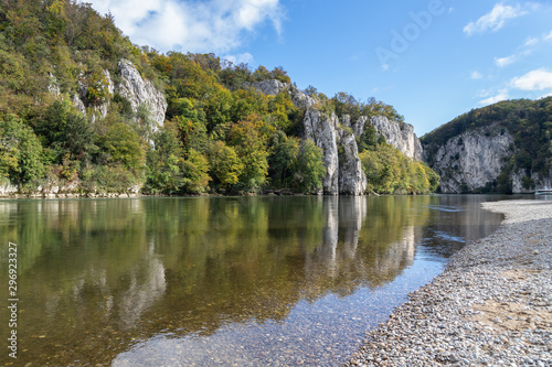 Картината върху платно Danube valley at Danube breakthrough near Kelheim, Bavaria, Germany in autumn wi