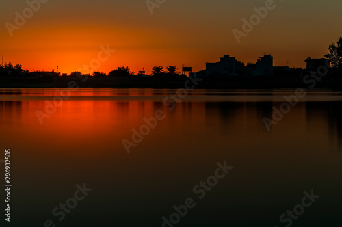 Puesta de sol en embalse de Proserpina. El embalse de Proserpina es un embalse de origen romano que se comenzó a construir en el siglo I a. C. y que está situado a 5 km al norte de Mérida.  © JUAN ANTONIO