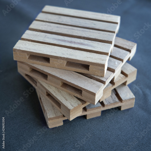 Wooden pallets as supports for glasses.